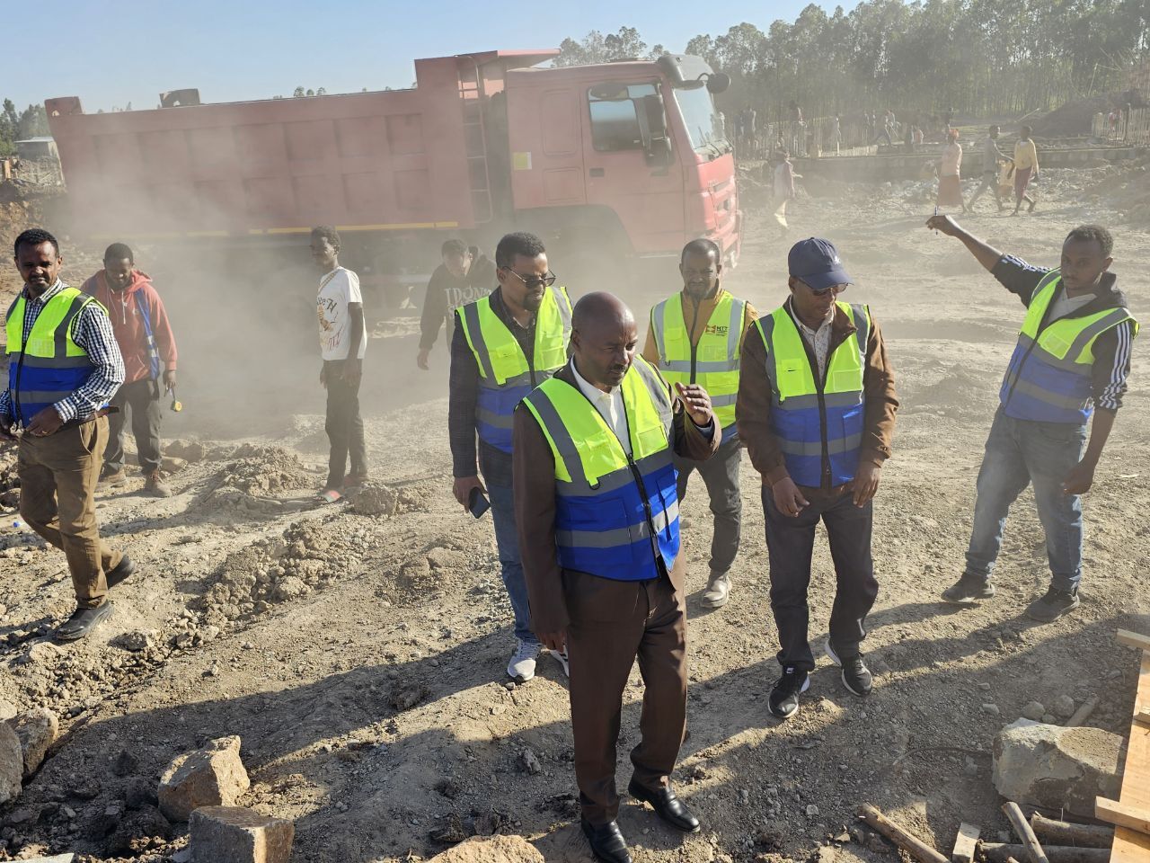 የሲዳማ ብሄራዊ ክልል ምክትል ፕሬዝዳንት እና የክልሉ ት/ት ቢሮ ኃላፊ የተከበሩ አቶ በየነ በራሣ የሩፎ ዋኤኖ አለታ ጩኮ ሞዴል 2ኛ ደረጃ ት/ት ቤት ግንባታ ፕሮጀክት ጎበኙ::