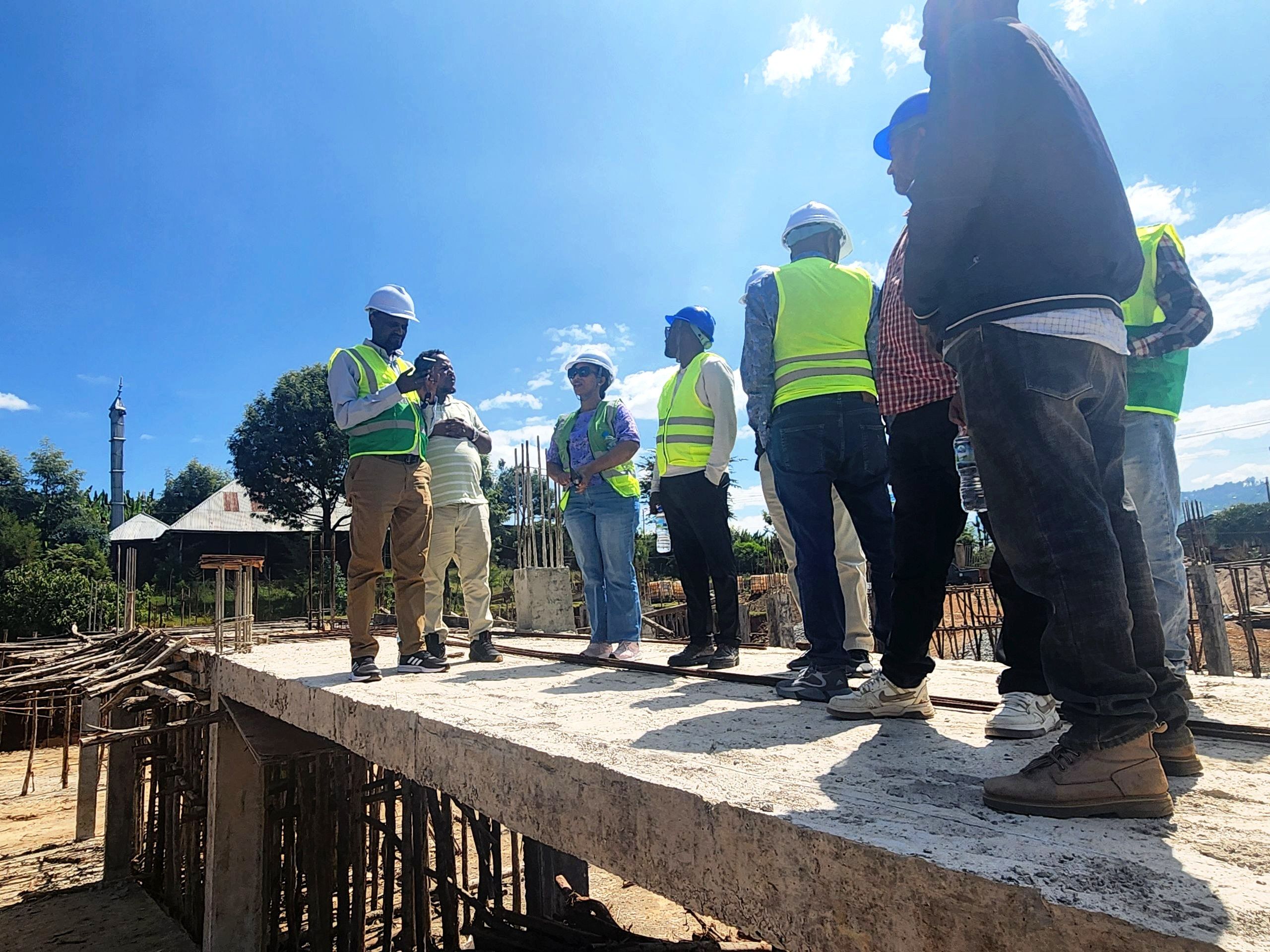 የሲዳማ ብሄራዊ ክልል ጤና ቢሮ ሃላፊ ዶ/ር ሰላማዊት መንገሻ የጎርቼ ሆስፒታል እና የደራራ ጤና ጣቢያ ግንባታ ፕሮጀክቶችን ጎበኙ፡፡